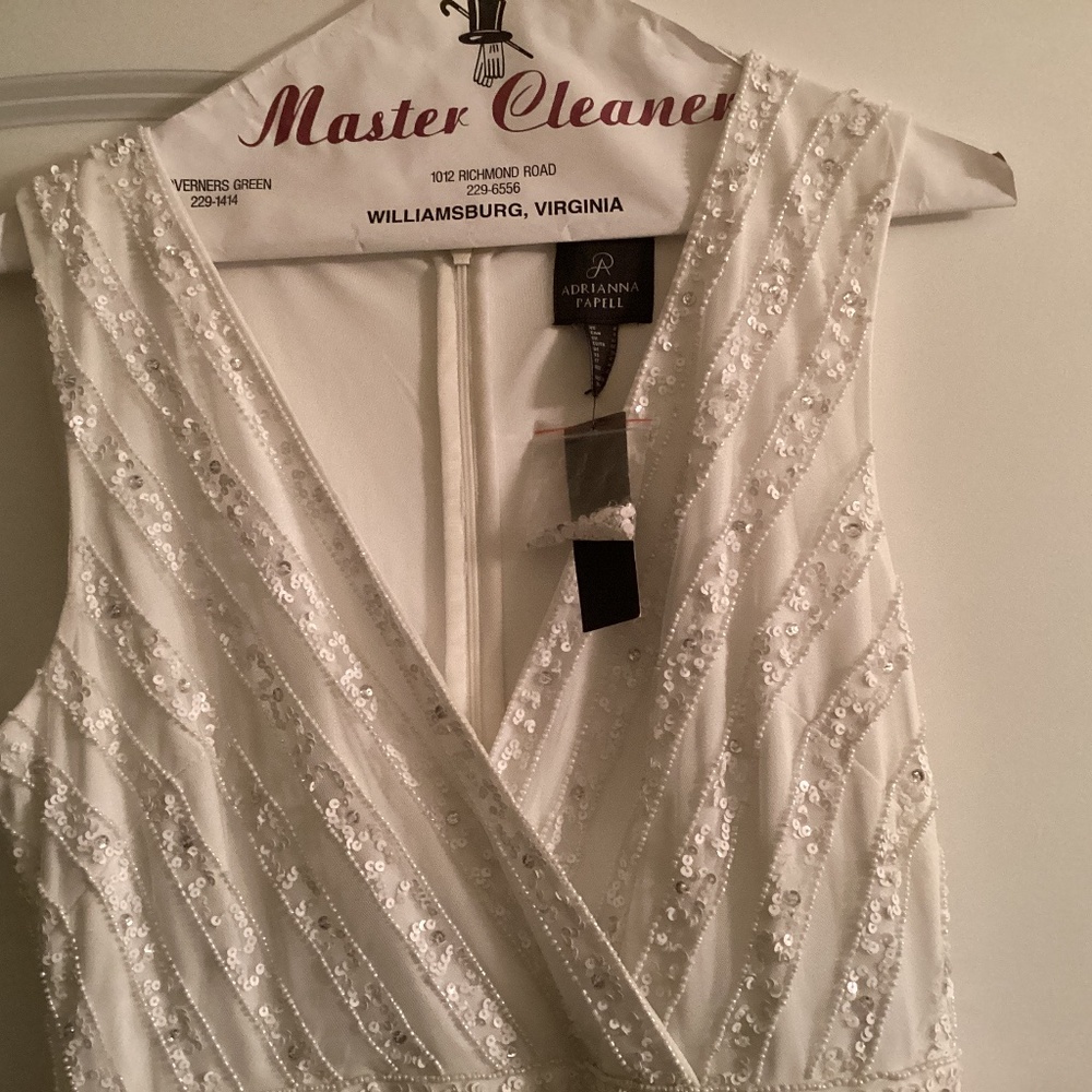 Adrianna Papell Women's Formal Dress Size 8 White Beaded Sleeveless Evening Gown